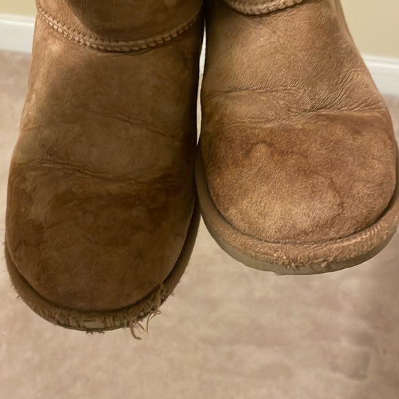 Girls Uggs - Picture 4 of 8